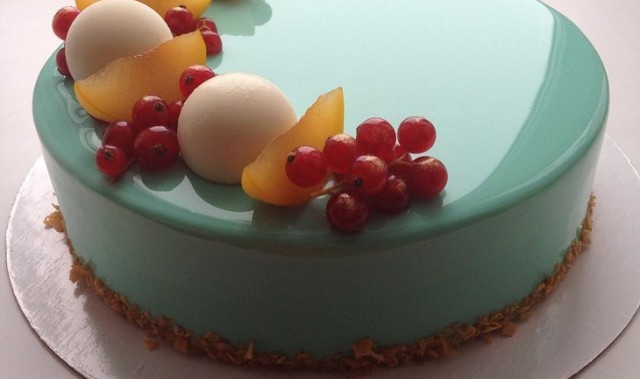 这可能是你见过的最美的蛋糕,因为她是镜面儿的!