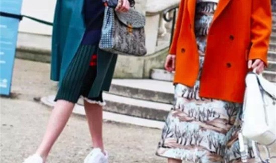 「球鞋 X 裙裝」  冲突搭配 秒杀全场！