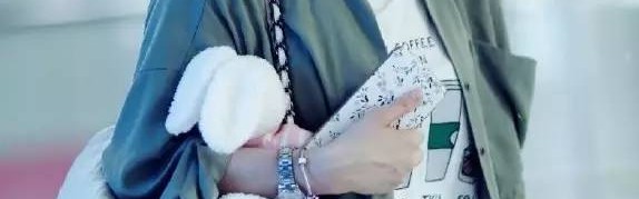 每日星范| 蒋欣 一只oversize大包赶飞机,mini包已经不能要了!