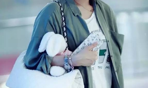 每日星范| 蒋欣 一只oversize大包赶飞机,mini包已经不能要了!