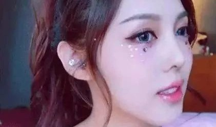 画上Bling Bling的亮片妆，一起做夏日里的小精灵吧～