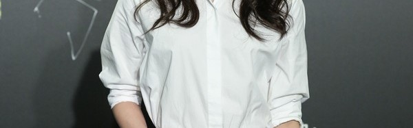 王珞丹白衫配黑裙,女强人就是要干净利落!