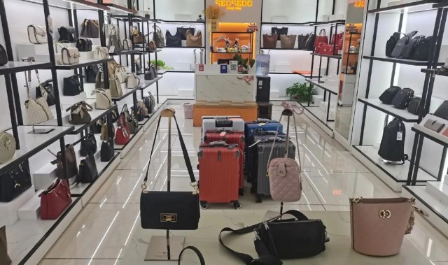 低价包包批发货源,中国最大箱包市场之一现货批发零售中心