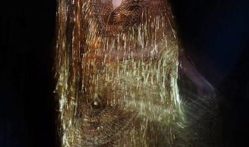 时尚芭莎90秒 |年末Party之:“战袍”精选