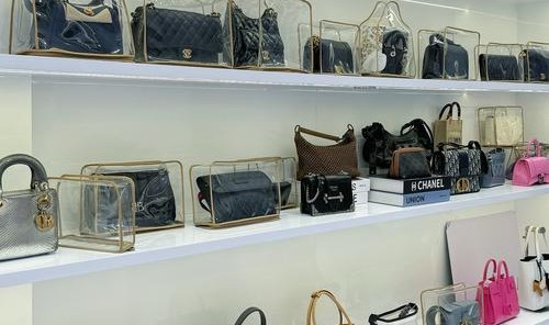 开女包店怎么样,买包比较容易进货也方便