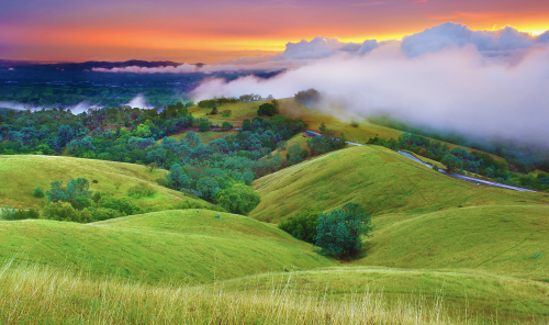 在北加州三谷区,穿行于群山之间,欣赏风景地标,探索历史足迹