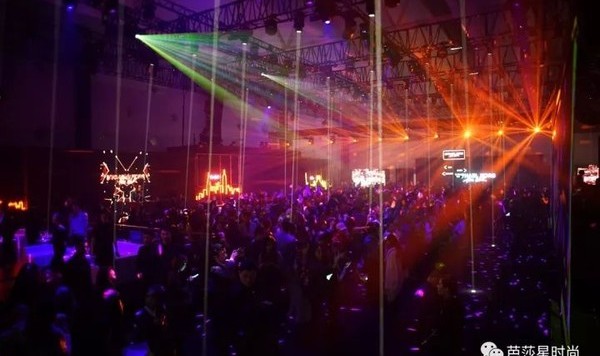 赵又廷又被杨幂测试自拍神功,林允直播喊着吃美食,这场party有点嗨!