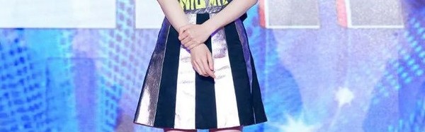 杨幂和超越穿迷你裙秀腿,还顺便秀了把细腰这是什么操作?