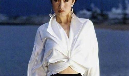 《中国女排》里短发戴眼镜的巩俐，谁敢不乖乖喊声“郎导”？