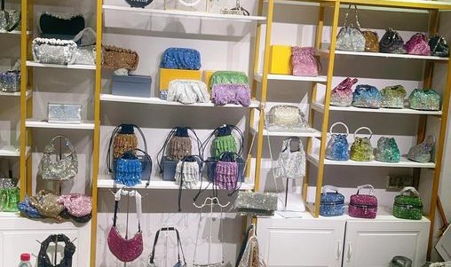 箱包加工工厂,女生包被砸的地方就是飞宇箱包加工工厂