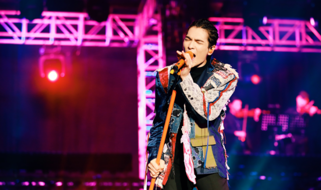 萧敬腾身着ANGEL CHEN 2019春夏系列 亮相「娱乐先生」世界巡回演唱会佛山站