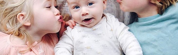 养了6只猫狗3个娃,这一家子不要太温馨