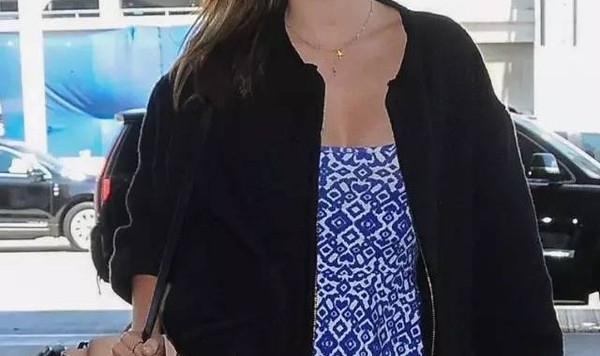 每日星范 | Miranda Kerr 一双白球鞋,时髦实在太轻松!