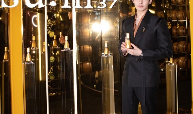 SU：M37°携手品牌大使侯明昊推出全新“刁钻精华”