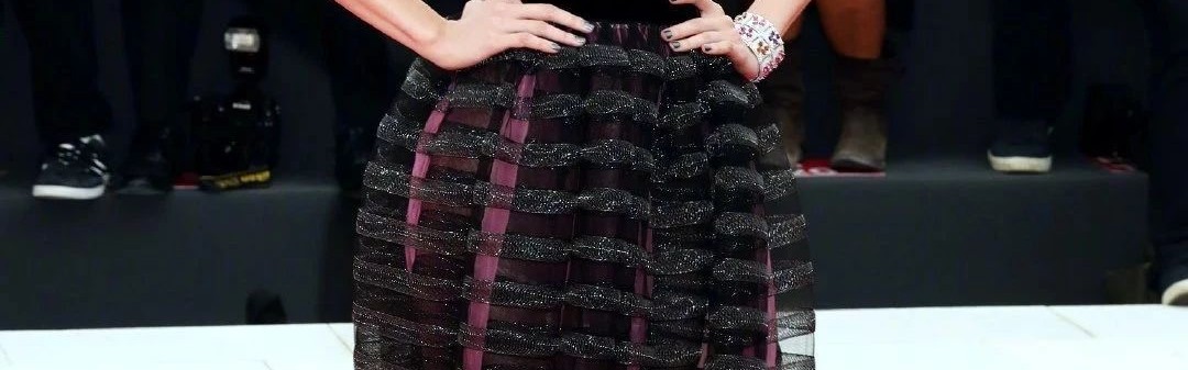 倪妮钟楚曦双双深V长裙走红毯,胸前无痘美肌我也想拥有!