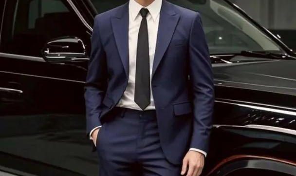 任嘉伦黑色西装亮相时尚活动 演绎经典型男风范