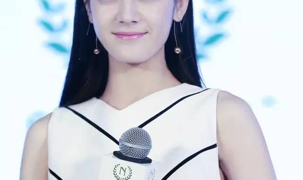 迪丽热巴 这个夏天，你找的不就是这件清凉连衣裙吗！