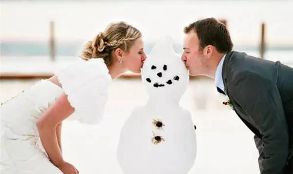 好好利用雪景，拍一组另类的婚纱照吧