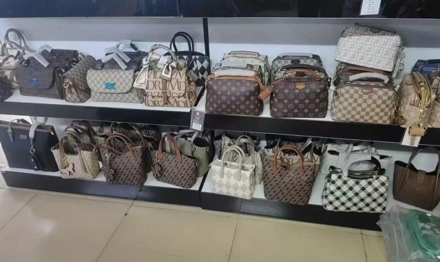 佛山包包,去广州太麻烦吗?可以去佛山网上箱包批发市场