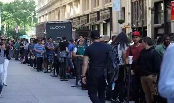 霉霉与水果姐终于和好了，Louis Vuitton专门给华为做了手机套！【每周时报】