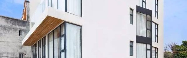 有一家白色民宿站在海、天之间