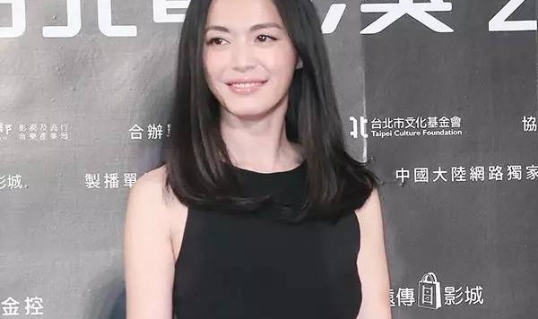 每日星范 ｜ 姚晨 穿着时装大师的最后一条裙美呆！