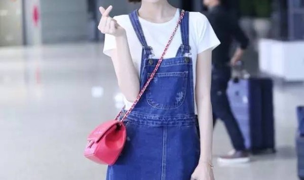 每日星范 ｜ 古力娜扎 时髦的人都有1件经典的白T恤！