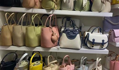 真皮包包女批发,火车北站市场女包批发区店铺位于后绳兜5号