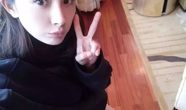 每日星范 | 杨幂 发了ins上的第一张照,还穿了今秋最火天鹅绒鞋!