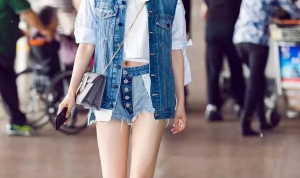 每日星范 | 袁姗姗 反穿、喊话、一拉到底,今年牛仔短裤就要不一样!