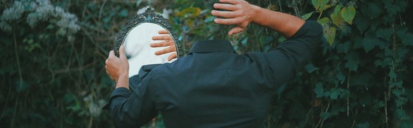 在看脸的时代，他偏要拍一些没头没脑的照片