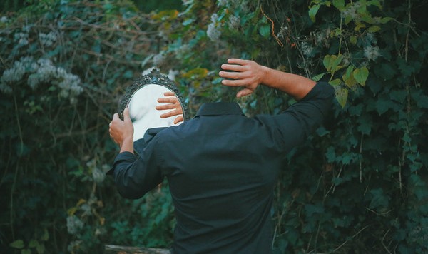 在看脸的时代，他偏要拍一些没头没脑的照片