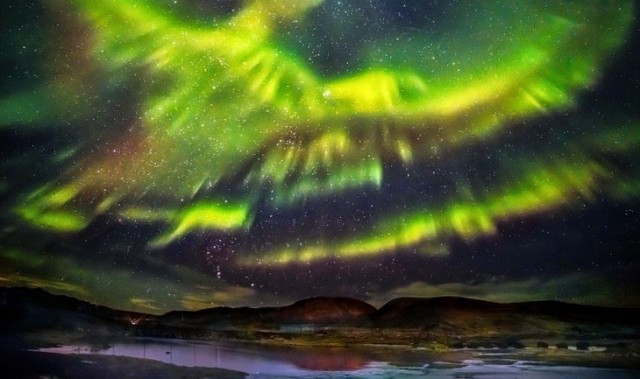 极地居然现凤凰!这可能是你见过的最美极光