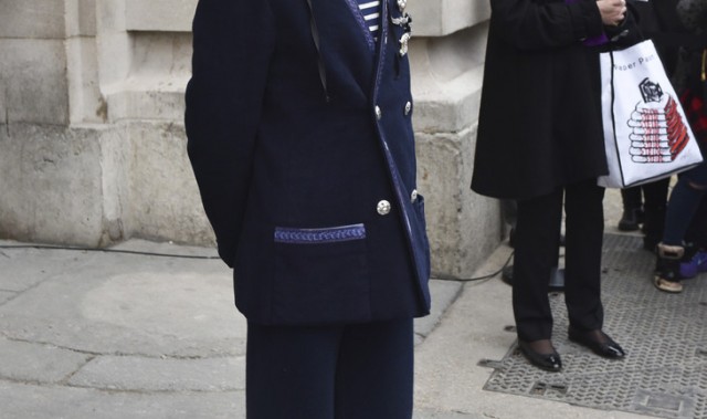 权志龙的“雷锋帽”太抢眼，Cara抱着狗来见老佛爷！