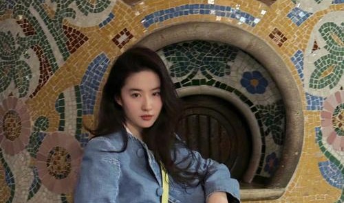 没想到你是这样的牛仔裙，Baby穿时髦刘亦菲穿很少女！