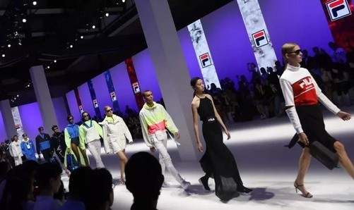 我在米兰带着马思纯和陈学冬，一起坐上了FILA的时光机！