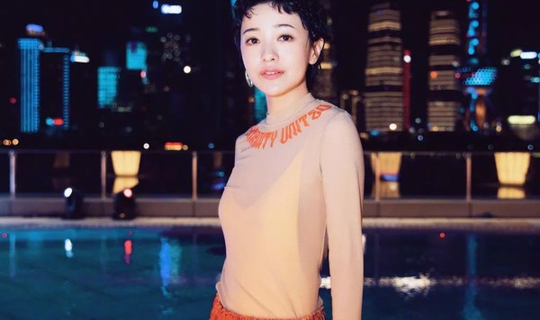 拿着郭采洁照片剪短发，剪完我沉迷自己的容貌无法自拔！