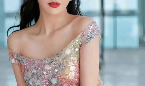 佟丽娅现在穿衣的气质这么惊人了吗？