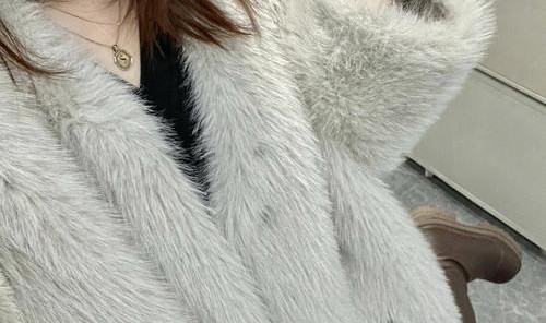 听说这一届年轻人只穿“假皮草”?连英国女王都跟了风!