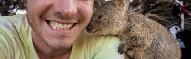 这个爱和动物自拍的大男孩儿，人见人爱