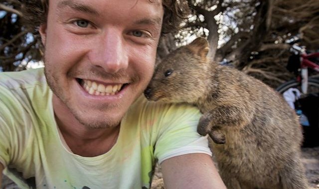 这个爱和动物自拍的大男孩儿,人见人爱