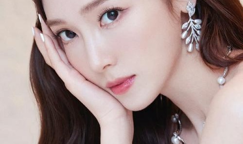 木棍烫睫毛？手指晕腮红？郑秀妍的美妆花样可真多！