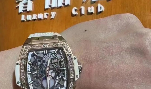 宇舶表推出Big Bang千禧粉腕表