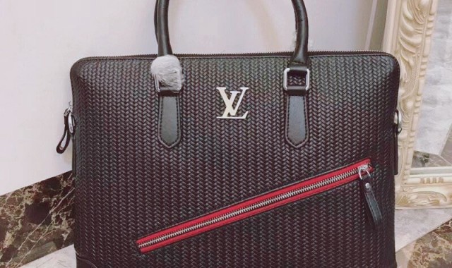 2021年新款lv包,新款邮差包包设计独特亮眼颜值超高