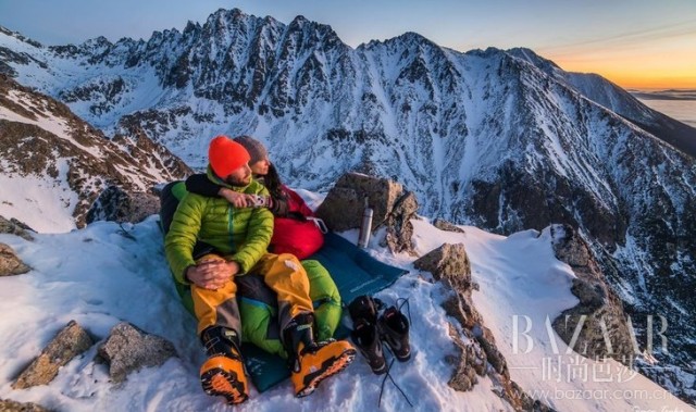 一对在雪山之巅约会的情侣,景色美得让人窒息