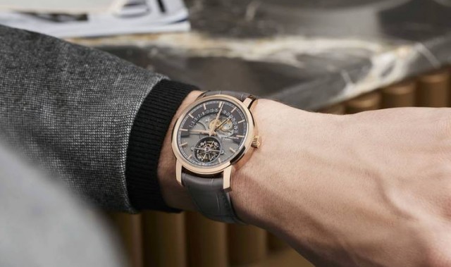 为什么一定要在表盘上做个镂空把陀飞轮露出来？