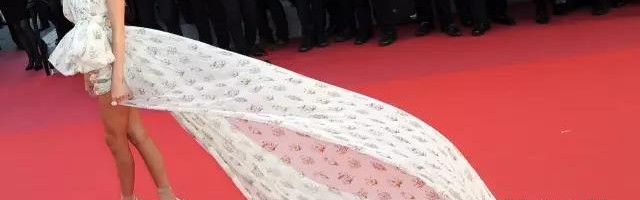 每日星范 | Kendall 在戛纳红毯穿了肉丝袜,原来引导时尚潮流的是咱妈!