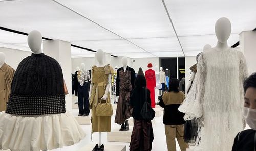 LOEWE最新艺术大展：1+1=0？