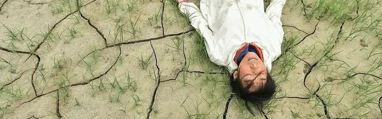 任素汐 不坐在沙发上