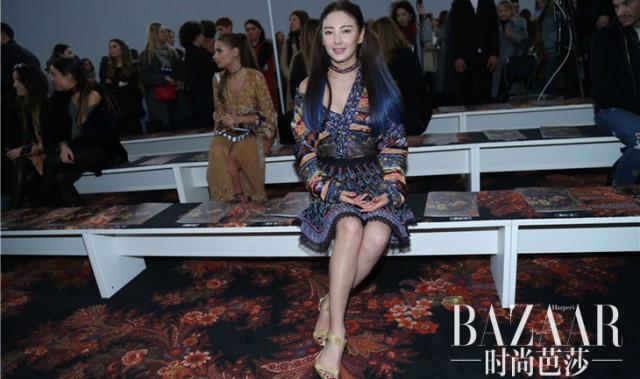 张雨绮小露香肩亮相Etro秀场，双马尾搞怪卖萌无下限！